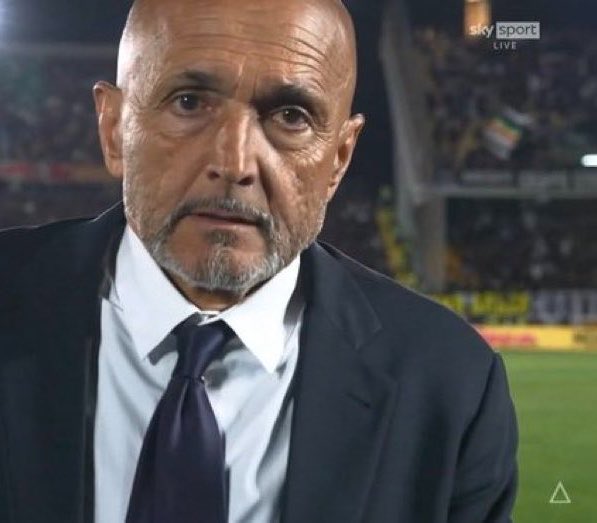 ConnyM10's tweet photo. Guardate la faccia di questo uomo.
È uno di noi 😂😂😂 https://t.co/vIOVetB7dz