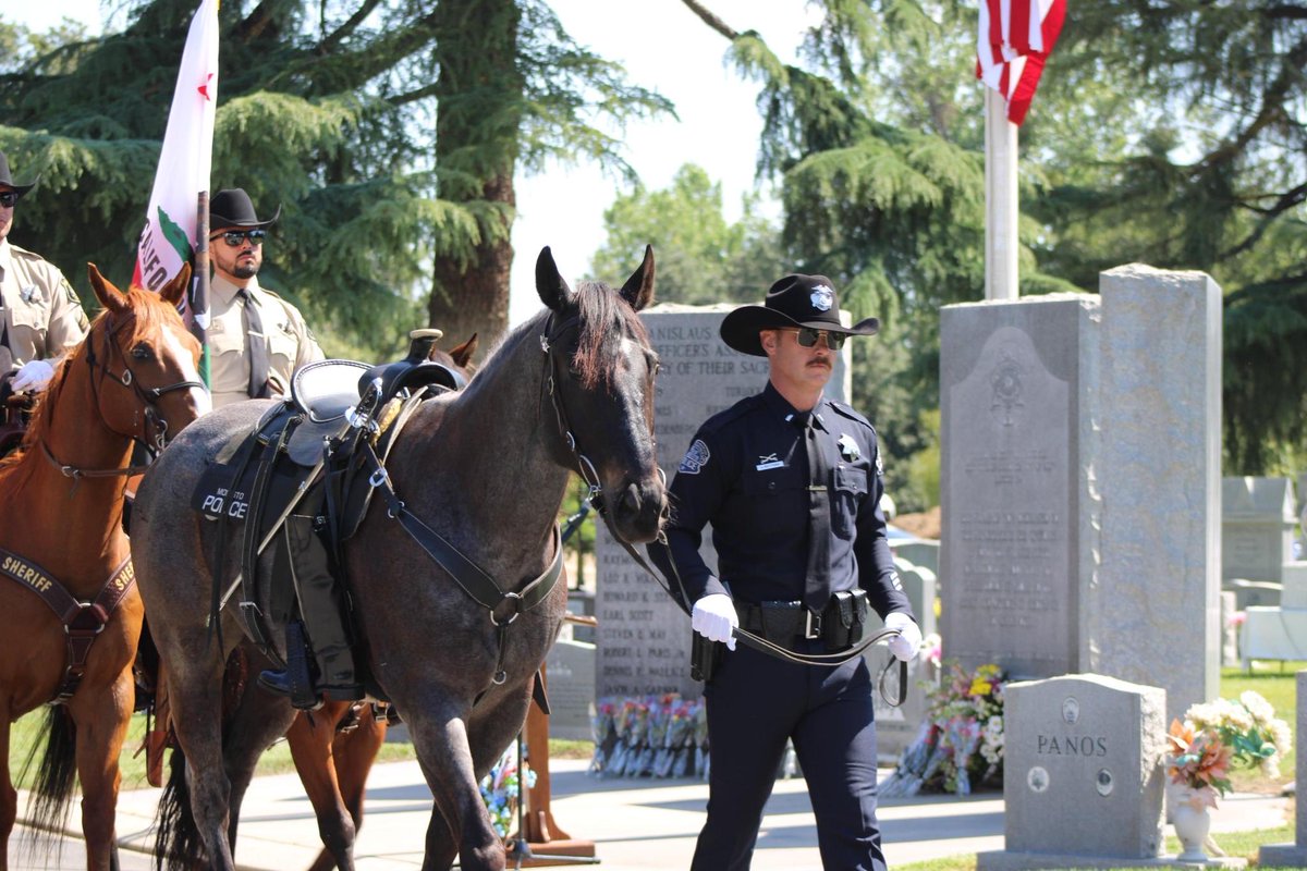 RepAdamGrayCA's tweet photo. The Stanislaus County Peace Officers Association held a solemn memorial service in Hughson to honor those who lost their lives in service to their community. We will never forget your service and sacrifice. https://t.co/qmjzqL2QMU