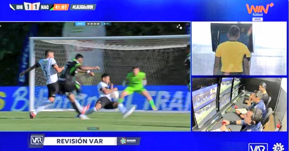 DIZQUE PENAL
En Inter de Bogota vs NACIONAL el árbitro Betancur dio mal el penal por mano de Vivas, el VAR lo llamó y reversó, le pegó en la mano que tenía en posición natural sobre el pecho y reanudó con la falta previa. Terrible la ubicación de Betancur el balón le pegó 2 veces