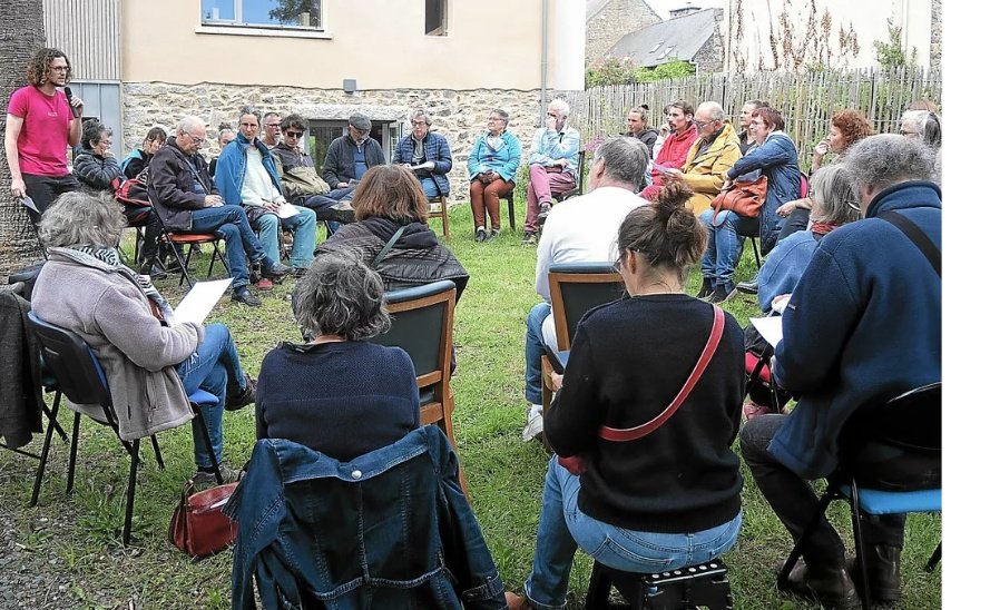 La gueule du rassemblement des habitants de Pleguien pour s'opposer à l'ouverture de la brasserie d'Érik Tegner en Bretagne ! 3 pue la pisse et 10 boomers d'extrême gauche, ça envoie du rêve 🤣 ! Nul doute qu'ils accueilleront comme il se doit les antifascistes autoproclamés qui