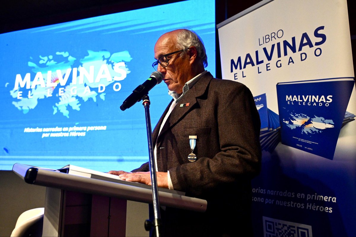 claudiojpoggi's tweet photo. Este sábado, en la Ciudad de Buenos Aires, en la FERIA INTERNACIONAL DEL LIBRO, presentamos el Libro “MALVINAS, EL LEGADO”. (Historias narradas en primera persona por nuestros héroes). Acompañaron la presentación del libro, sus protagonistas: los Veteranos de Malvinas y Familiares de Veteranos de la Pcia de San Luis y también de otras Pcias. Muy emotivo !!
