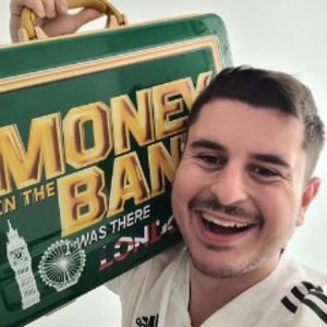 Para las Armys que están adentrándose a la lucha libre, estos cabrones son revendedores
