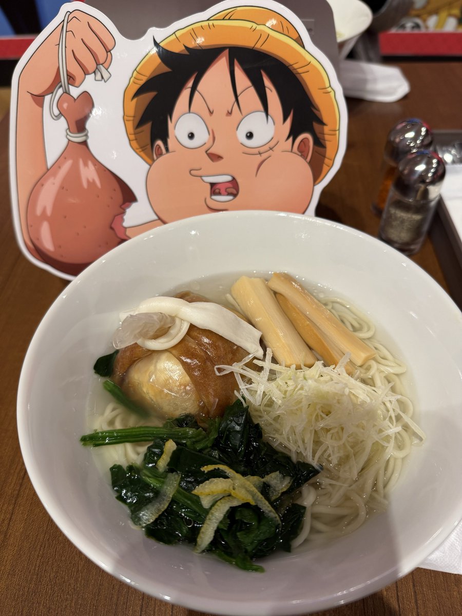 GWの間にワンピのコラボカフェ行きました

今度はルフィのラーメン
サンジのピラフ食べときデザートも食べれたな～と(追加注文❌)思い、今回はフランキーのパフェも頼んじゃいました！

結果、腹はち切れそうでした🤣
味はあっさり系なのに、さすがルフィ…めちゃボリューミーでした