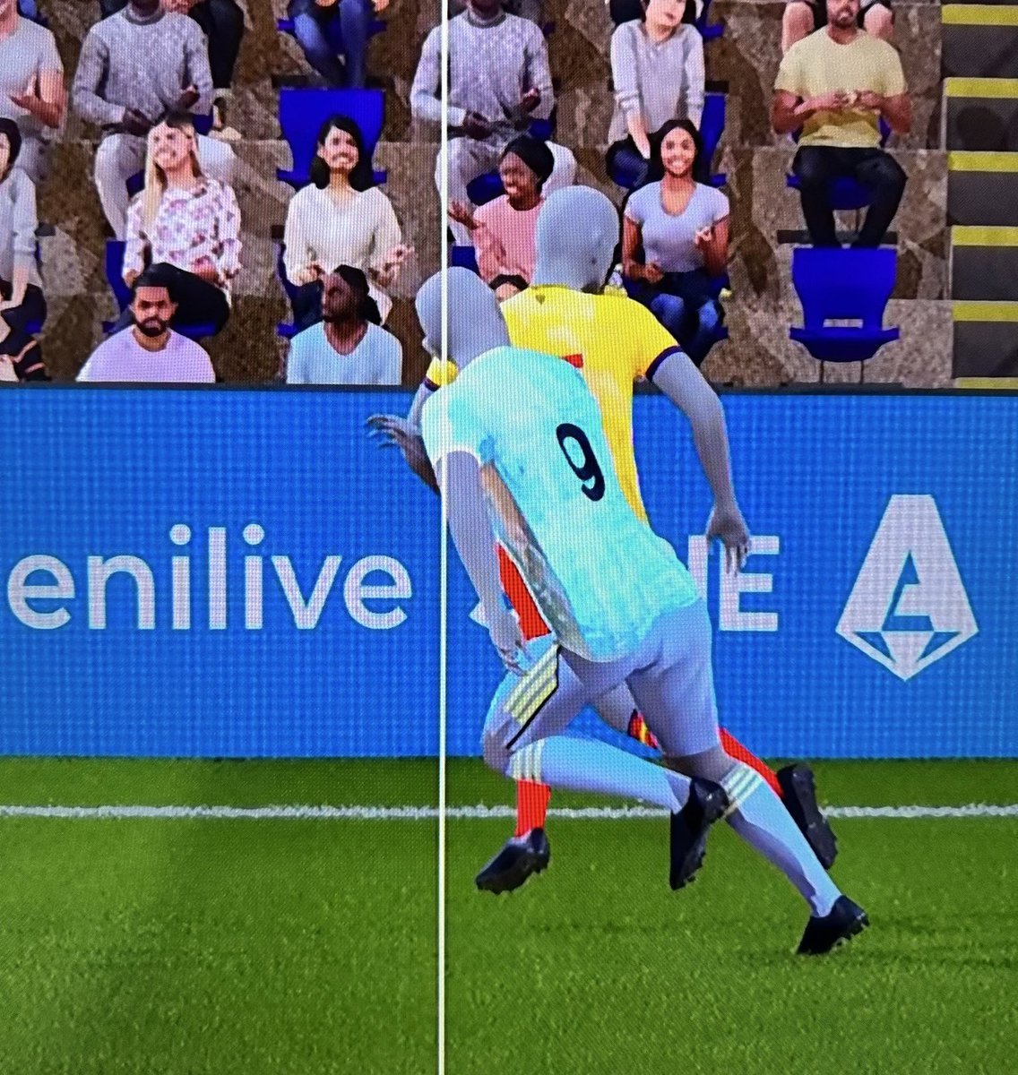 QuotidianoBN's tweet photo. 🧨 Ci risiamo. E dobbiamo farlo.
❗️ L'arbitro è Interista per sua stessa ammissione, ed è GRADITO all'Inter.

📢 Si chiama canto del CIGNO.

⚠️ La foto mostra chiaramente una situazione regolare (on-side). 
📍Ecco l’analisi passo per passo basata sull’immagine:

❗️La linea verticale bianca al centro della foto è la linea di fuorigioco (offside line) tracciata al momento del passaggio del pallone.
❗️Il giocatore numero 9 in maglia celeste/azzurra è l’attaccante che viene controllato.
❗️Il giocatore in maglia gialla è l’ultimo difensore di campo (secondo ultimo avversario, contando anche il portiere che però non è visibile in questa inquadratura).
❓️Perché non è fuorigioco:
La direzione di gioco è verso destra (entrambi i giocatori stanno correndo/spingendo verso destra, come si vede dalla postura delle gambe e dal corpo inclinato in avanti).
❗️Il torso e la parte principale del corpo del numero 9 sono dietro (o perfettamente allineati, mai oltre) rispetto alla linea verticale.
❗️Il difensore in giallo ha invece il corpo sulla linea o leggermente più avanti (verso la porta).
📍Quindi, al momento esatto del passaggio, l’attaccante non era più vicino alla linea di porta rispetto all’ultimo difensore.

⚠️Regola del fuorigioco rispettata: il numero 9 è in posizione regolare.
