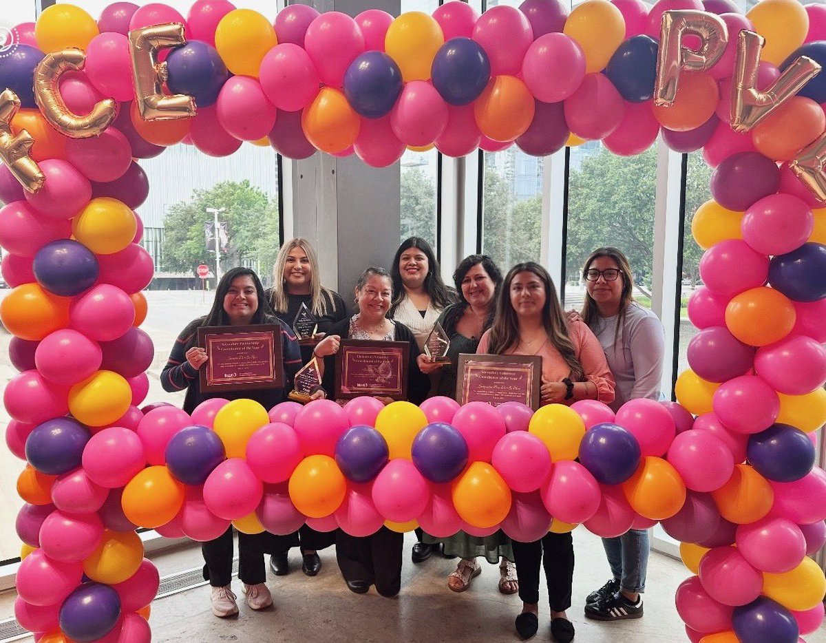 EB_Comstock's tweet photo. Congratulations Ms. Abonza. Thank you for all you do for our Comstock Families @Region1DISD @drmtz01 @LauraRubioGarza @ED_Rivera_DISD @dallasisdparent https://t.co/yHehL0EY6X
