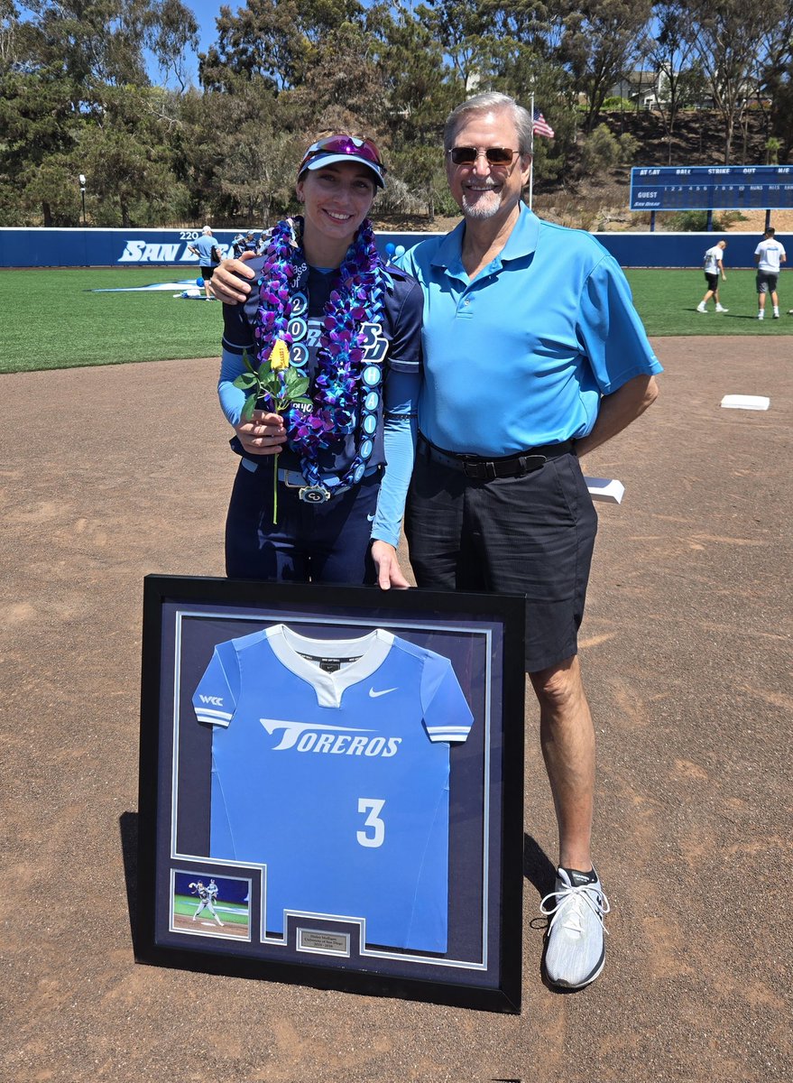 CoachRayNoelte's tweet photo. Always great to see one of my former softball players! @HaileyMulligan4 #SeniorDay https://t.co/H6f29juhjd