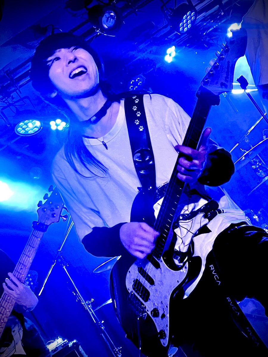 aki_cc97's tweet photo. 東京でライブやりたいよね
なんて言ってたのはもう10年前
昔から色々と言われてきたけど
このタイミングでこのメンバーで
仲間達と初めてを共有出来て
本当によかった
長野からも都心からも来てくれて
本当にありがとうございました
まだまだやりたい事が沢山あります
楽しい時間を共有していきましょ https://t.co/iA9aFUGJBY