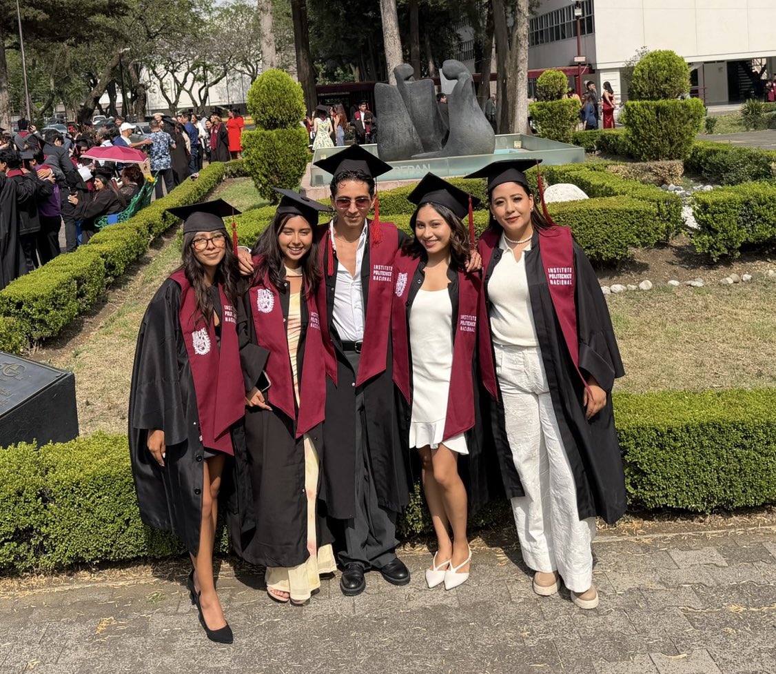 carlafelizz's tweet photo. no necesito nada más.🎓❤️ https://t.co/bZItH72sIZ