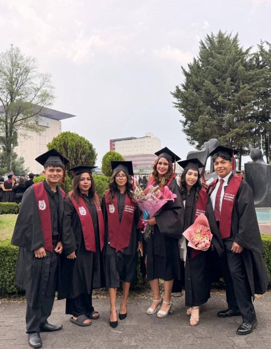 carlafelizz's tweet photo. no necesito nada más.🎓❤️ https://t.co/bZItH72sIZ