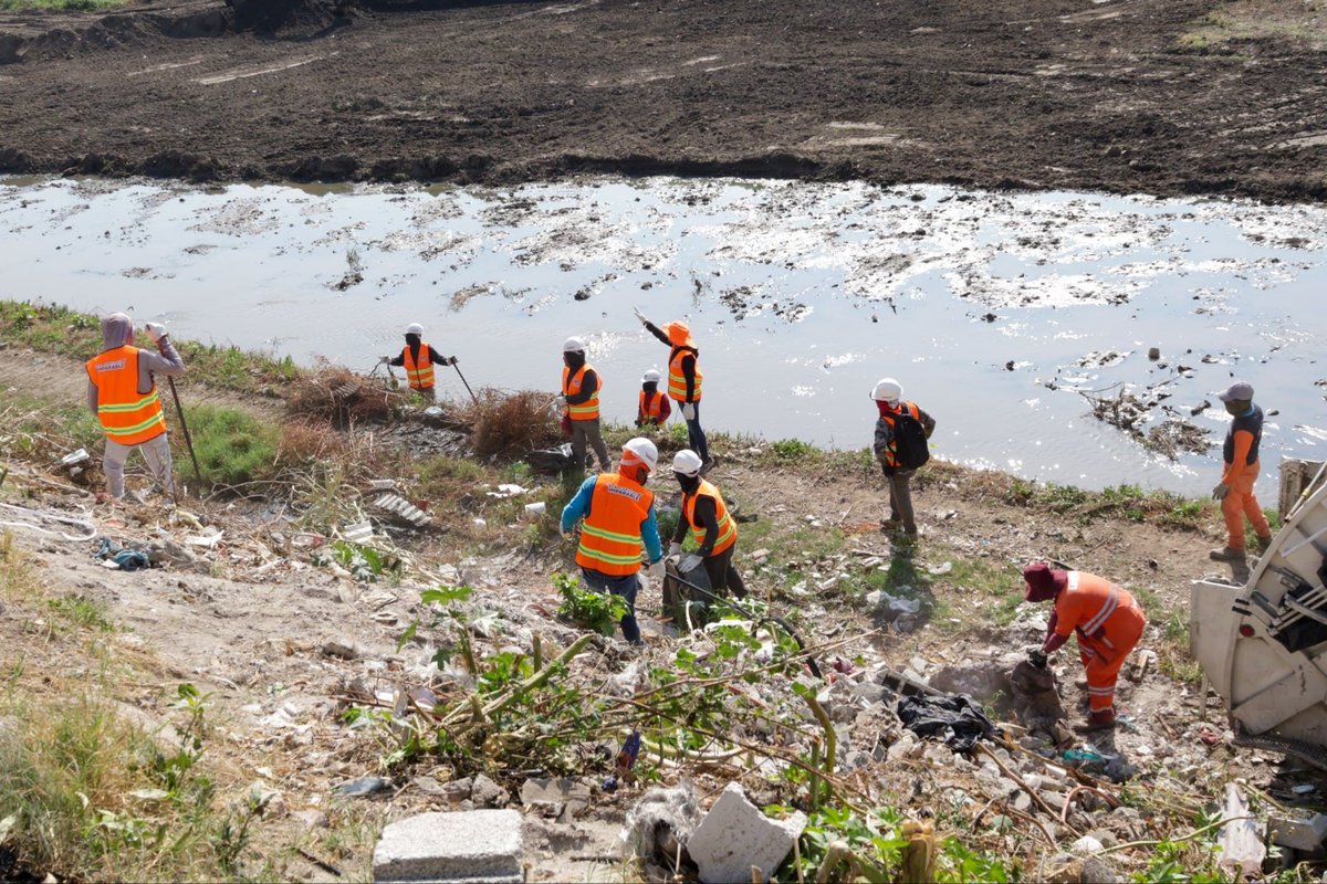 CSocialPue's tweet photo. 💧El Gobierno Municipal, encabezado por Pepe Chedraui, inició el desazolve preventivo en 21 puntos prioritarios de la capital. https://t.co/OSqdTSdyDH