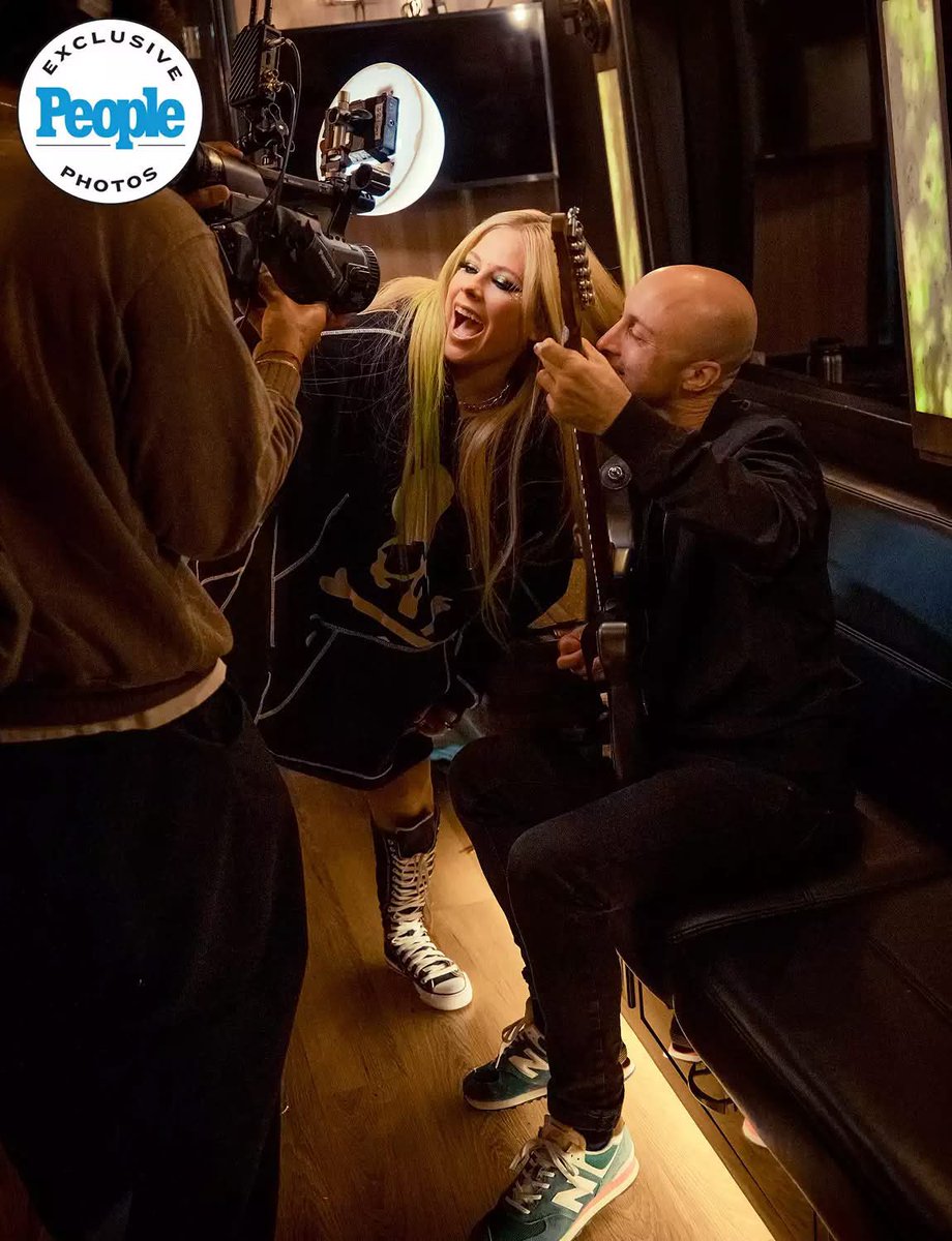 aboutavrilla_'s tweet photo. #facts
@AvrilLavigne compartió con PEOPLE💚🧡✨ 5/6
"Creating Memories
No teníamos pensado que la portada del single fuera dentro de la zona de literas, pero le pedí a mi fotógrafo, que nos hiciera las fotos y resultó ser mi favorita, así que la puse de portada."
#SimplePlan https://t.co/rGXW4H4dDJ
