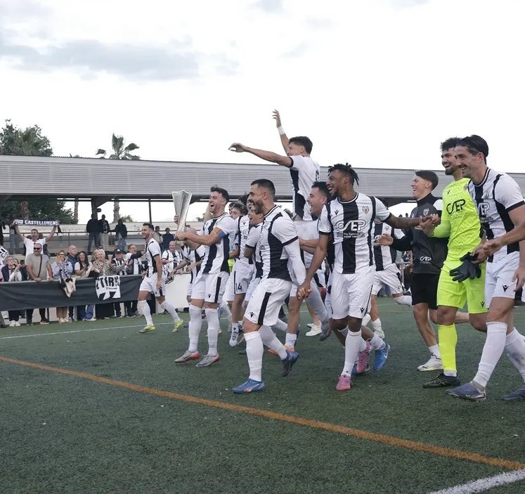 Talent_Valencia's tweet photo. 🏆 Així ha alçat el Castellonense el trofeu de campeons del Grup VI de 3RFEF

🥳 Felicitats, @UDECastello!!! https://t.co/1eBAVcDFg3