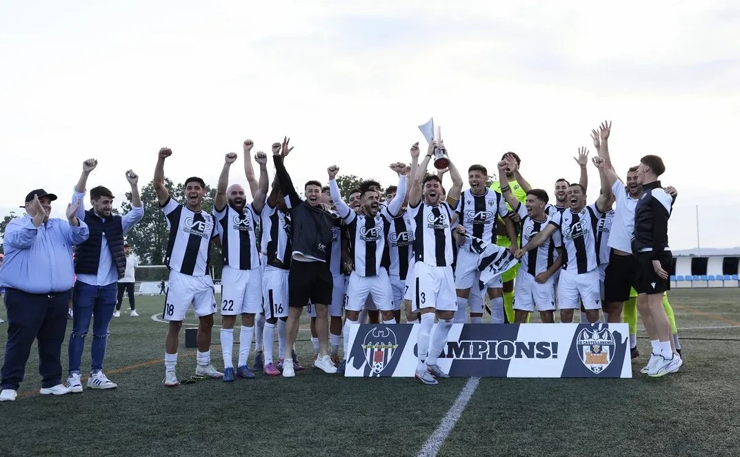 Talent_Valencia's tweet photo. 🏆 Així ha alçat el Castellonense el trofeu de campeons del Grup VI de 3RFEF

🥳 Felicitats, @UDECastello!!! https://t.co/1eBAVcDFg3