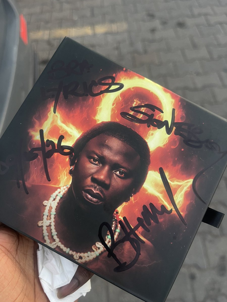 iambrahlyrix's tweet photo. Moment i shook hands with Stonebwoy, he said, Brah Lyrix! The man himself! The name dey everywhere.✊🏽 me i never go wash my right hand again oo😒😀. Got my Torcher II signed copy ✌🏽 https://t.co/XHskBn8tNu