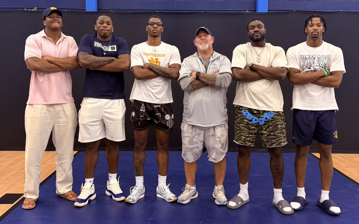 mattfreeman05_'s tweet photo. Notre Dame is well represented in Hilton Head at the All American Football Camp as Rodney Dunham, Thomas Davis Jr., Brauntae Johnson, Jaylen Sneed and Mylan Graham are counselors. https://t.co/WHd5bfV0r8