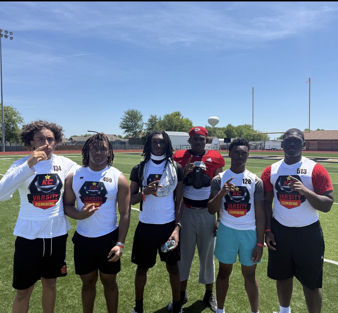 PrimeTimeMill4's tweet photo. Had a wonderful time flying around @Varsitycombine1 thanks to @DMajor1st learned some new technique and finishes! Didn’t have the best day but will continue to work constantly @JPRockMO @WOWKCfootball @RSFootballHC @RaySouthFB @CoachYancey @CushonGrandson https://t.co/T3ScKlDbOp
