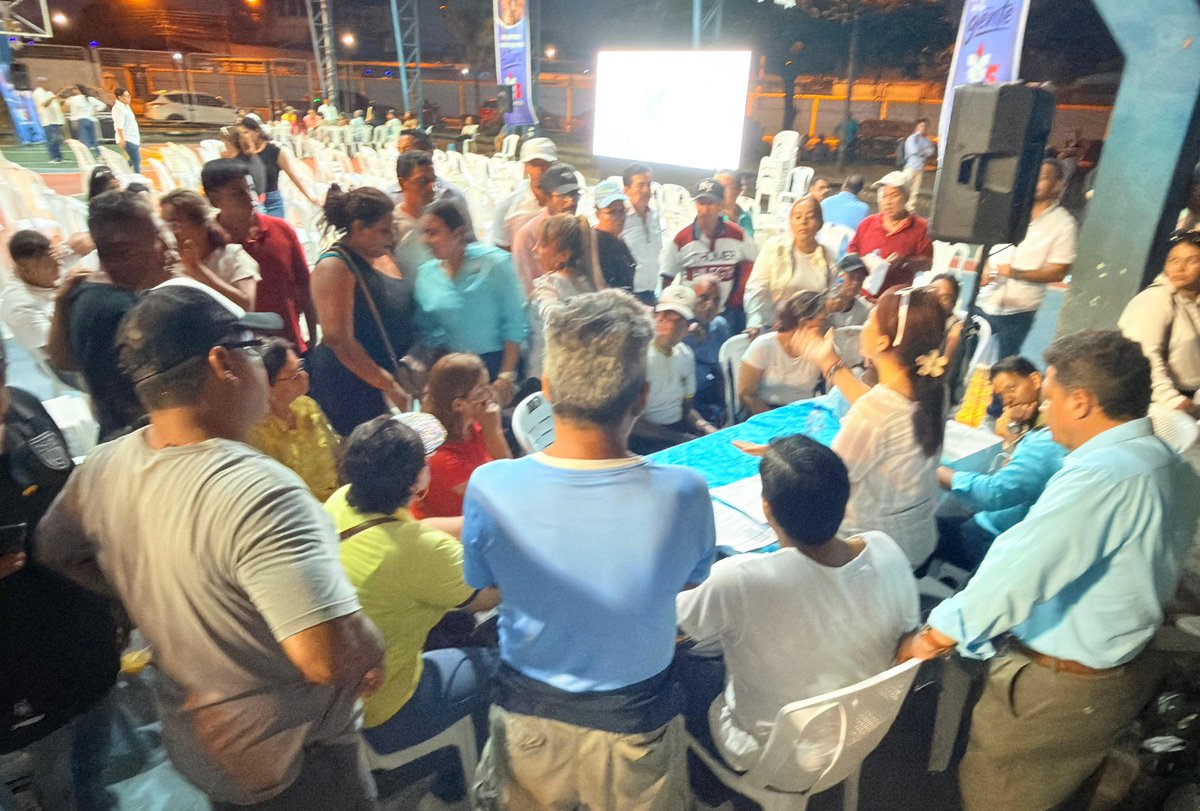 SamuelCalderonG's tweet photo. La @RC5Oficial reafirma su compromiso de fortalecer la estructura política y social del Ecuador desde cada provincia y cantón. Y Quevedo con @AlexisMatuteEC sigue siendo ejemplo de lealtad al proyecto de  @MashiRafael . @GabrielaEsPais https://t.co/RPpFFUmZ61