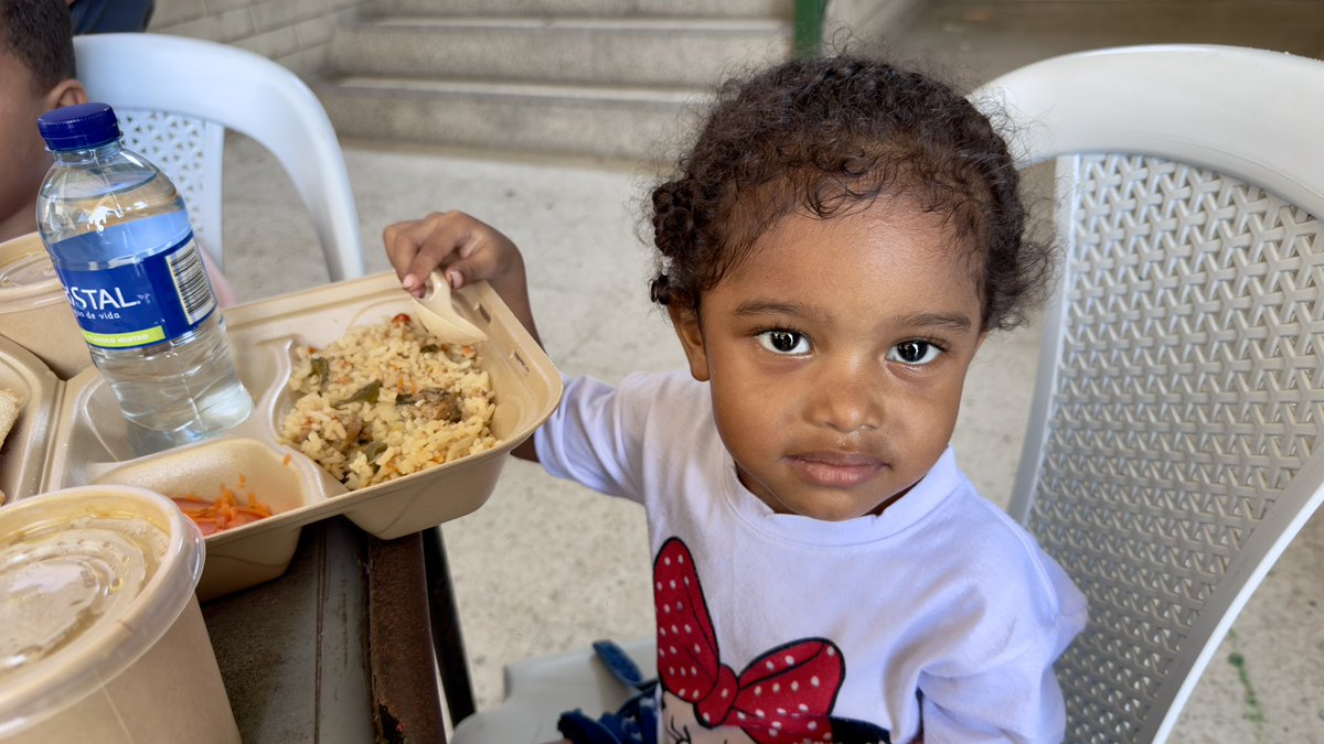 APBAQ_'s tweet photo. Acompañamos el comedor cultural del Plan Alcalde en la IED Betsabé Espinosa. 

Alimentos nutritivos, diversión y juegos para los niños en este sábado.💡 https://t.co/T2njxLse8x