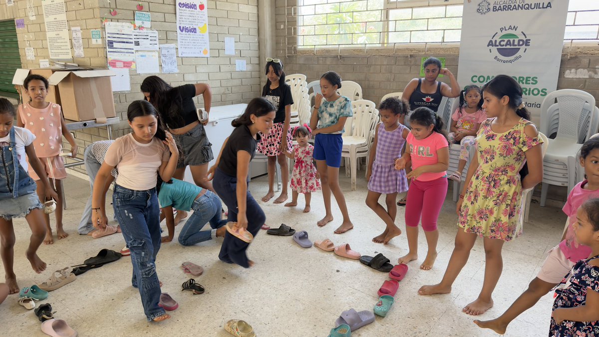 APBAQ_'s tweet photo. Acompañamos el comedor cultural del Plan Alcalde en la IED Betsabé Espinosa. 

Alimentos nutritivos, diversión y juegos para los niños en este sábado.💡 https://t.co/T2njxLse8x