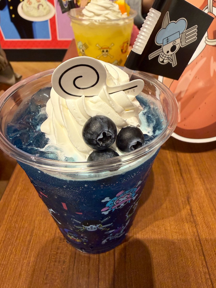 フランキーのパフェはスーパーな水飛沫が水飴で出来てたり、金柑やオレンジ、カシスシャーベットが甘すぎず美味しかった！
ただ、どう崩して食べて良いか悩んだ😅

サンジのブルーバタフライピーティーは、炭酸でびっくりしたけど、あっさりでこれも美味しかったです