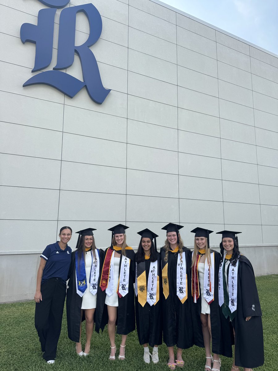 GenesseeBanks's tweet photo. 4 years always goes by so fast! Go be great @RiceSoccer grads 🎓✨ https://t.co/ftUkDDeL7i