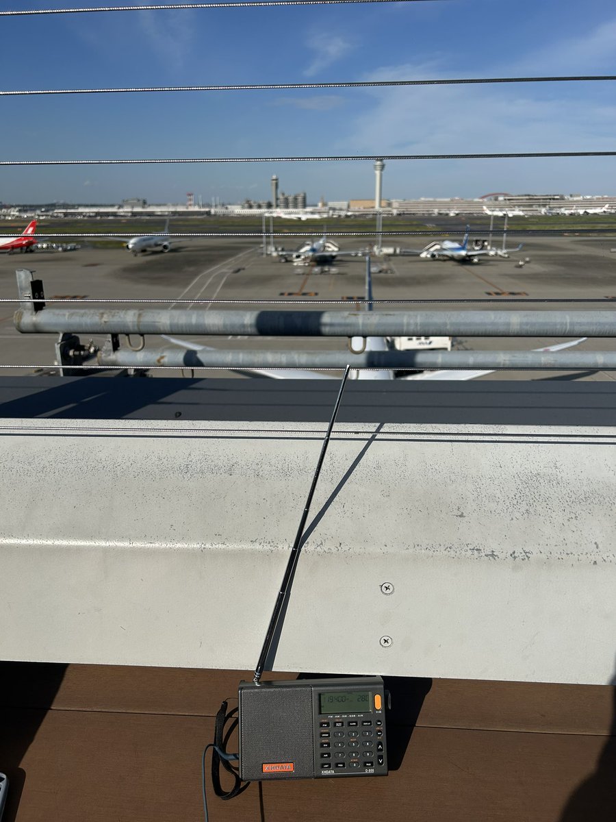JL1EHV's tweet photo. #エアバンド
🛬Tokyo Approach 
119.40MHz

#d808
電池を空にしてからフル充電と、出荷時へオールクリアしたら治っ⁉️
嬉しいです、無線機でしかエアバンドが聴けなかったから。

#壊れかけのRadio
アンテナ上部の破損は治らない
ボリュームの接触不良？は、軽く叩けば治る🤣

まだまだイケそうです👍 https://t.co/0TS7uPIQYG