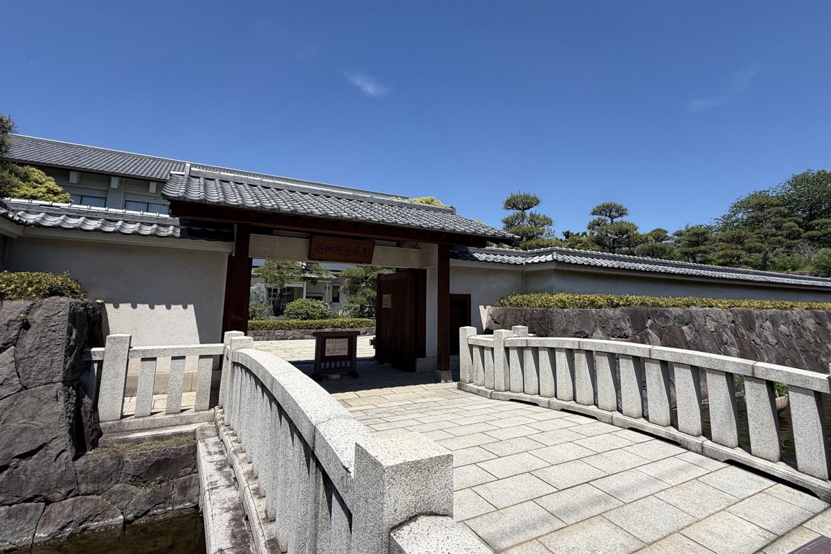 holidaynote's tweet photo. 好きな庭園。足立区にある「花畑記念庭園」。風が心地良くて、BGMは滝の音。抹茶をいただきながら、なんだか京都にやってきたような気分にもなって、最高のチルタイムでした。 https://t.co/77CWkm4wFl