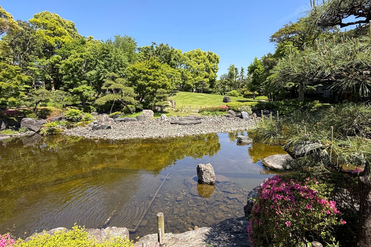 holidaynote's tweet photo. 好きな庭園。足立区にある「花畑記念庭園」。風が心地良くて、BGMは滝の音。抹茶をいただきながら、なんだか京都にやってきたような気分にもなって、最高のチルタイムでした。 https://t.co/77CWkm4wFl