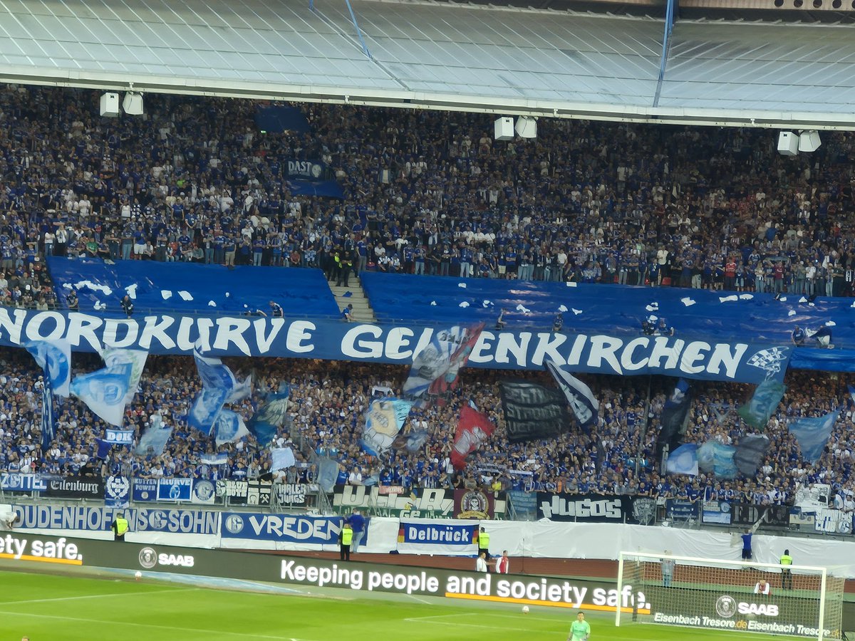 clubgefluester's tweet photo. Was für ein genialer Abend im Max-Morlock-Stadion: GEile #Choreo, Partystimmung und #DerClub wie im Rausch.
#FCN #SchalkeUndDerFCN #FCNS04 #S04 https://t.co/wWu55c0y27