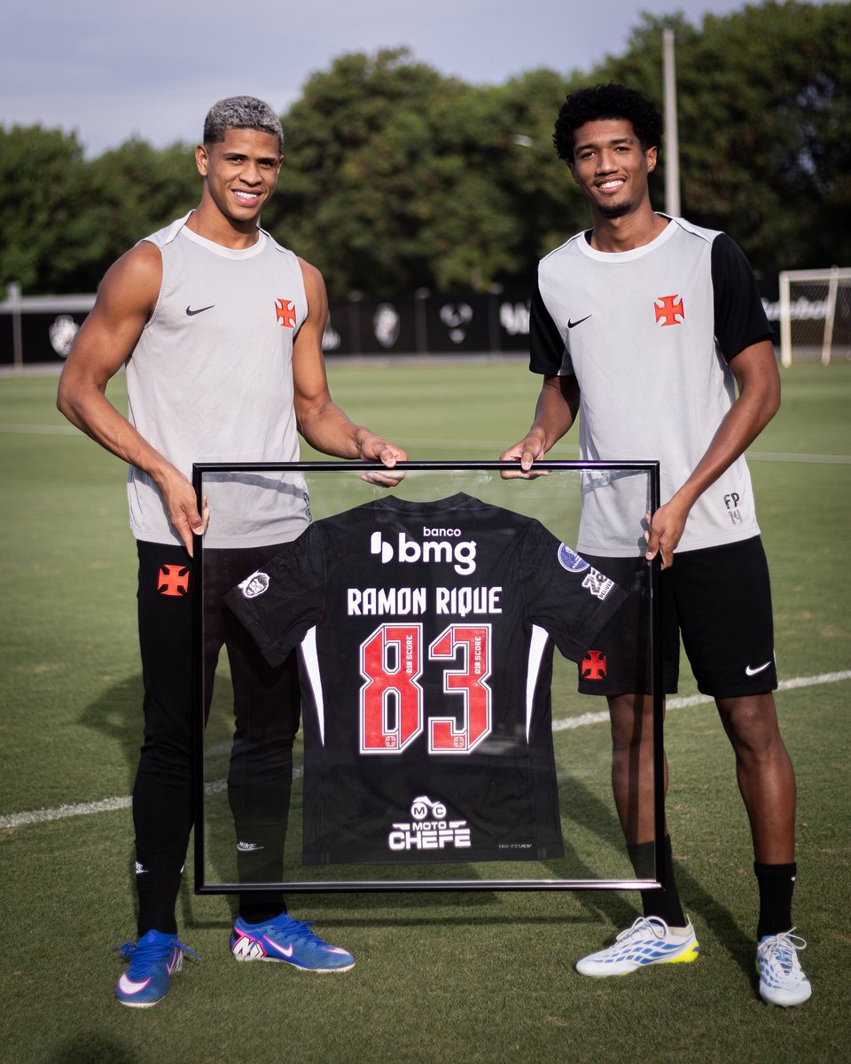Rique 🤝 Barros: de Cria pra Cria! 💢

Na tarde de hoje, foi a vez de Ramon Rique receber o quadro com a camisa utilizada em sua estreia no profissional. 

É só o começo, meu #CriaDaColina! 🥹

📸: Matheus Lima | #VascoDaGama