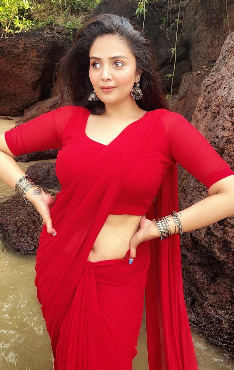 LoveTollywood7's tweet photo. Here's wishing the energetic &amp; prettiest @MukhiSree a very Happy Birthday ❤️🎉 Wishing you a blockbuster year ahead 🤗🤗
#HappyBirthdaySreemukhi #Sreemukhi #lovetollywood #teluguanchor #tollywood https://t.co/w2ZfOJP7Rx