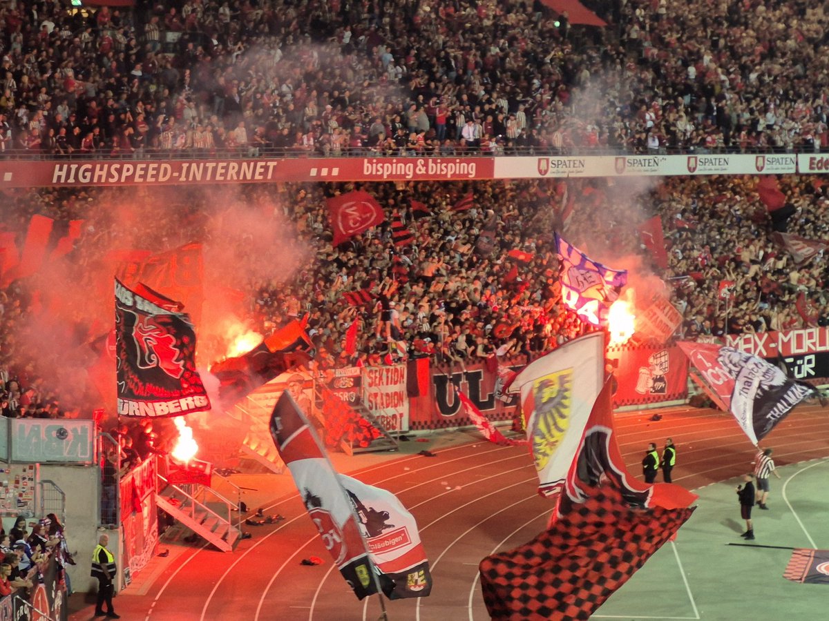 clubgefluester's tweet photo. Die rot-schwarzen #Feierbiester in der #Nordkurve:
Die Party ist auf dem Höhepunkt. #Ekstase pur.
#FCN #FCNS04 https://t.co/5UWu1DC9rN