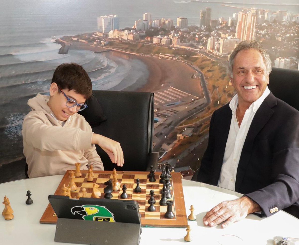 danielscioli's tweet photo. Quiero felicitar de corazón a Faustino Oro por este logro increíble de convertirse en Gran Maestro de ajedrez hoy en el Abierto de Cerdeña. 

Es un orgullo enorme para toda la Argentina ver a un talento alcanzar algo tan grandioso con esfuerzo, inteligencia y pasión. 
Lo que hiciste es histórico y demuestra que los sueños se pueden lograr con dedicación y con el apoyo de la familia. 

Sos ejemplo e inspiración para miles de chicos que sueñan en grande. Gracias por tus enseñanzas, y te esperamos muy pronto en Argentina para seguir promocionando nuestro país. 🇦🇷