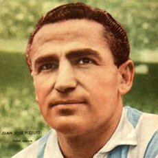 AMFUTBOLARG's tweet photo. UN DÍA COMO HOY...

🧤 1918: El arquero de Tigre Guillermo Magistretti detuvo dos penales en el partido que su equipo igualó con Platense 0 a 0. Los ejecutantes fueron Emilio Berti y Miguel Balmaceda. Este arquero mendocino registró cinco presencias en la Selección Nacional entre 1919 y 1923. También militó en Sportivo Palermo.

👶🏻 1927: Buenos Aires. Nacimiento de Juan José Pizzuti. Campeón con Racing como jugador y DT. Como futbolista también pasó por Banfield, River y Boca. Campeón con Racing como jugador: 1959, 1961 y con Boca en 1962. Fue el DT de la Academia cuando ganó el título de 1966, la Copa Libertadores e Intercontinental. Falleció el 24 de enero de 2020.

🇾🇪 1948: San Martín, Buenos Aires. Triunfo de Chacarita Juniors sobre Boca Juniors por 5 a 1. En el ganador, Marcos Busico reemplazó al arquero Segundo Díaz lesionado; también sufrió la expulsión de Humberto De Luca. El entreala Francisco Campana marcó 4 goles. Con Busico como arquero, Mario Boyé estrelló un penal en un poste. Tarde memorable en campo “Funebrero”.

#Efemérides #Futbol #Racing #Chacarita