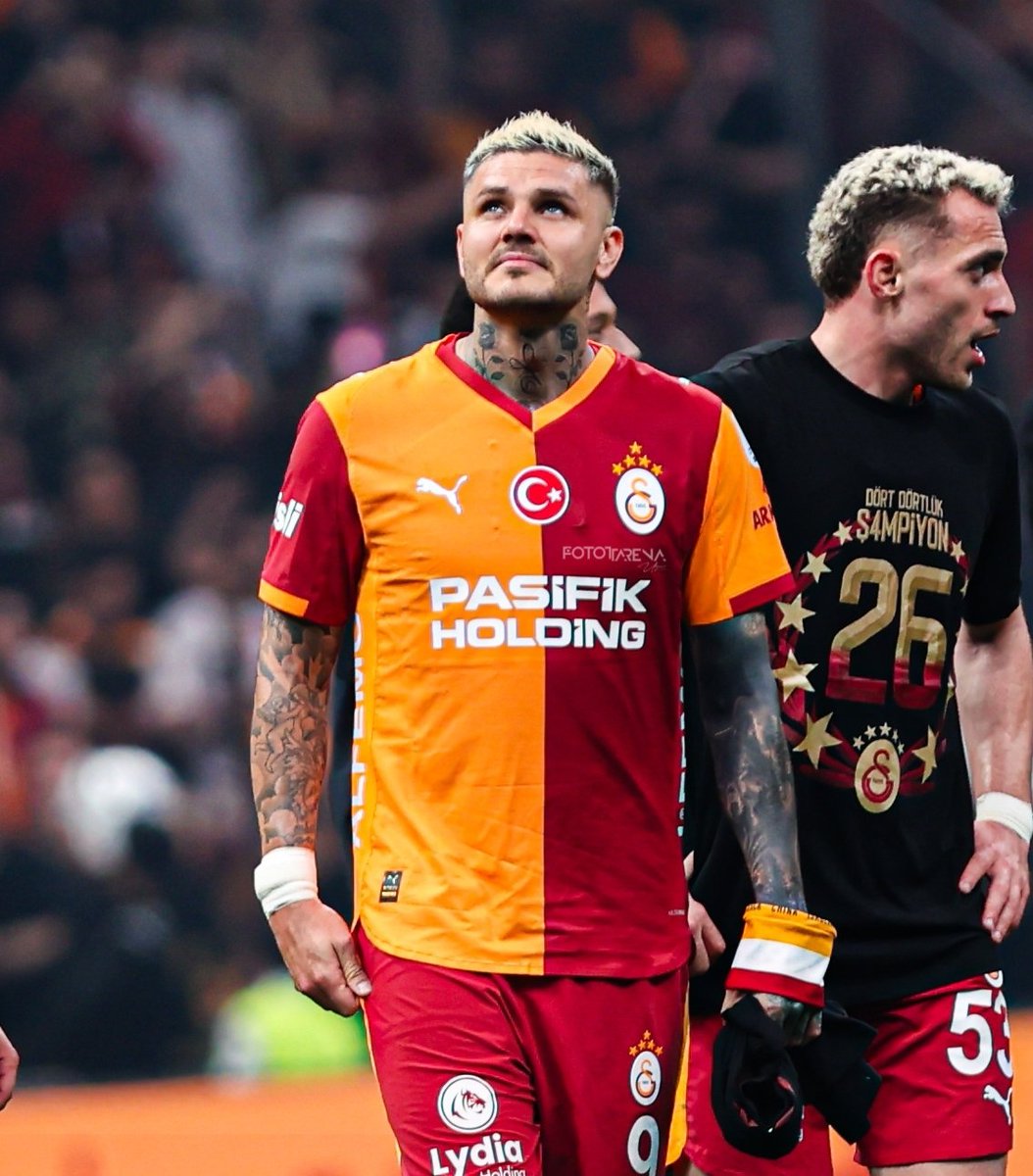 Claudioggia's tweet photo. 2022 yazında sezonu 13. bitirmiş takıma geldi, bugün birlikte 4 sene üst üste şampiyonluğu kutladık.. O bakışlar çok şey anlatıyor, seni çok seviyorum efsanem https://t.co/LEzfgxyH2U