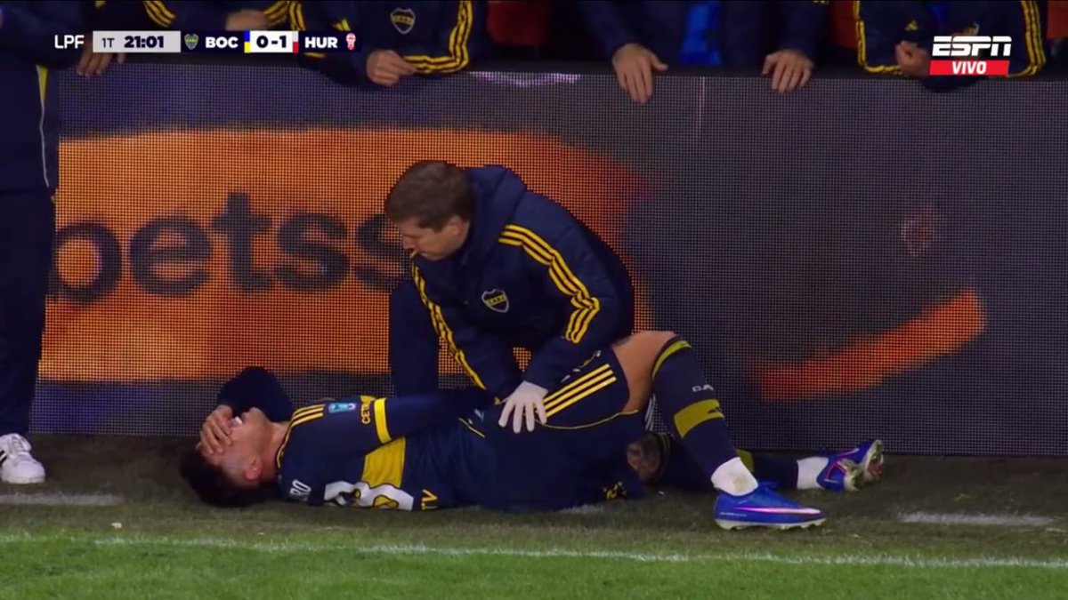 🔴 #DeporteTotal ⚽️ Adam Bareiro se retiró lesionado y con signos y gritos de dolor, del juego entre Boca Juniors y Huracán 🏆🇦🇷

📻 #780AM <a href="/Megatv_py/">MEGA TV</a> <a href="/780AM/">Radio 780 AM</a> 🇵🇾