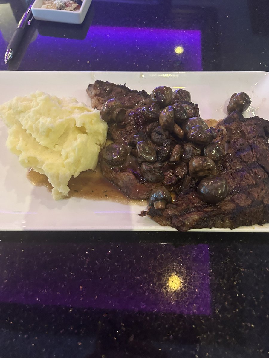 LSB1961LSB's tweet photo. Joes and mine dinner at #Neros steakhouse at Windsor casino
#PrimeRib https://t.co/R3zN7FLkYG