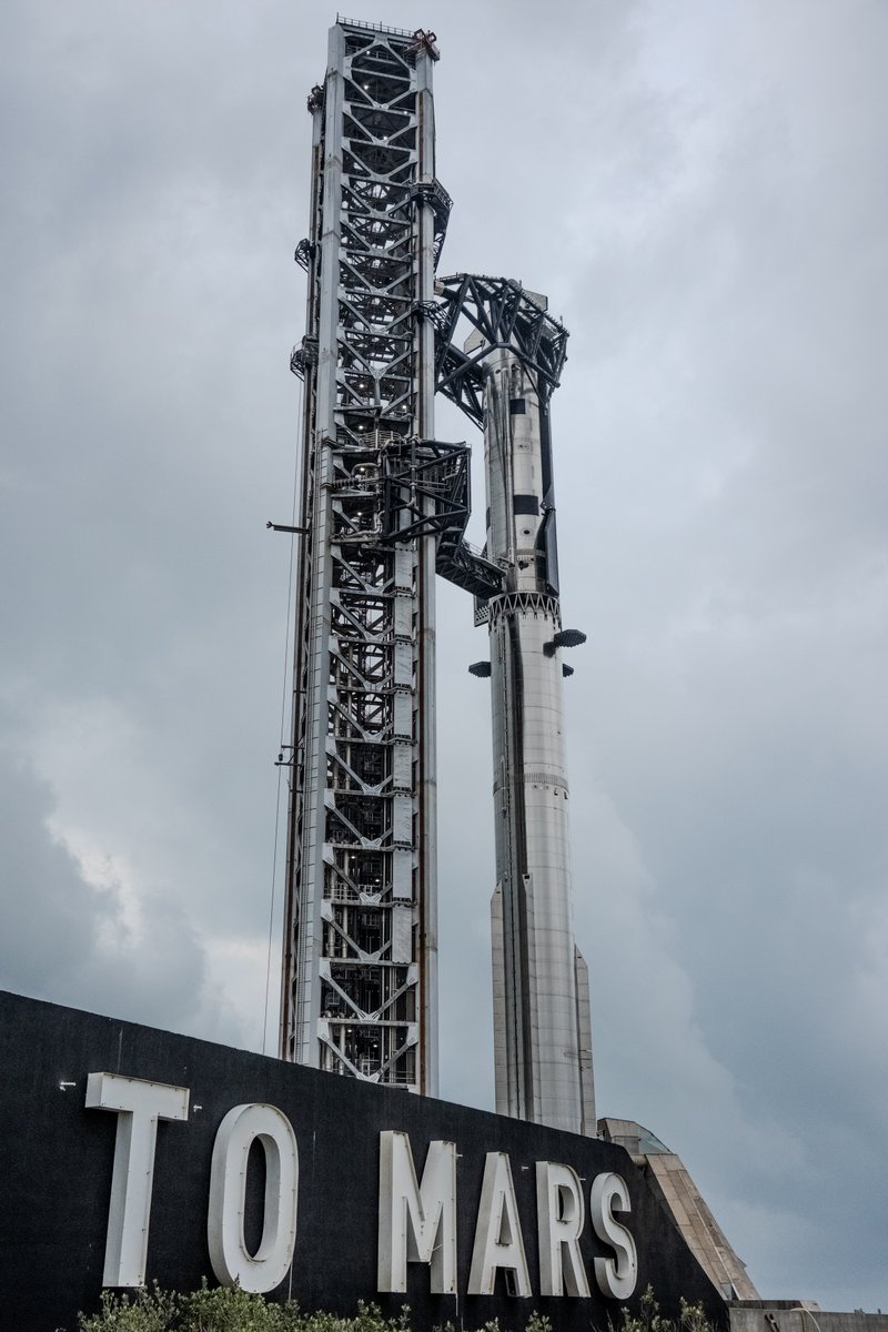 dcordovaok's tweet photo. 🚨STARSHIP Vuelo 12: La #S39 ya está apilada sobre el #B19. La primera #Starship V3 está ensamblada por primera vez en el Pad B. Esta nueva bestia de 124 mts. de alto hará su vuelo de pruebas el viernes 15/05 la ventana de lanzamiento se abre a las 19:30 hs ARG (22:30 UTC)🚀🌎 https://t.co/DJUPOzMyNh