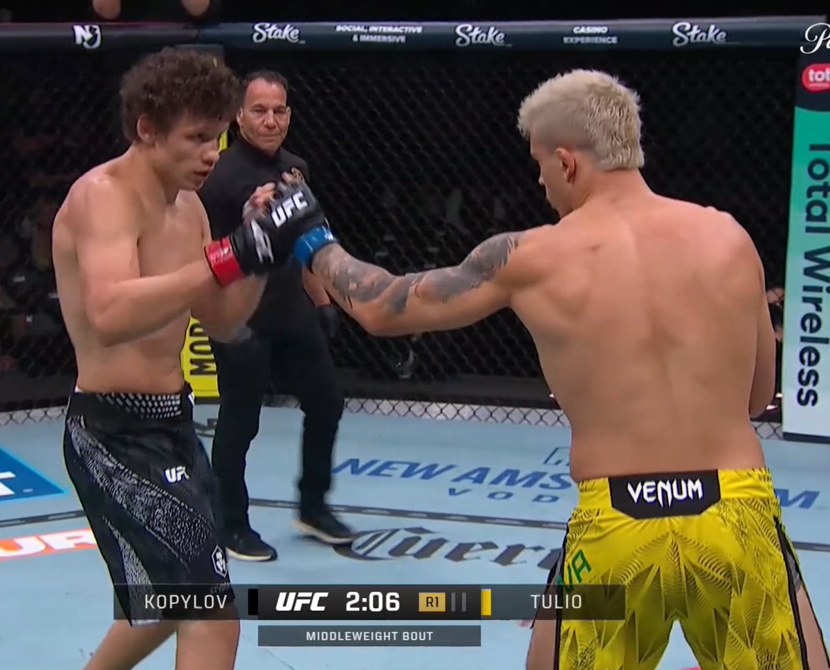Hand2HandArts's tweet photo. This ref always smiling lol. He loves fights. #UFC328 https://t.co/ZIJdhObXeP