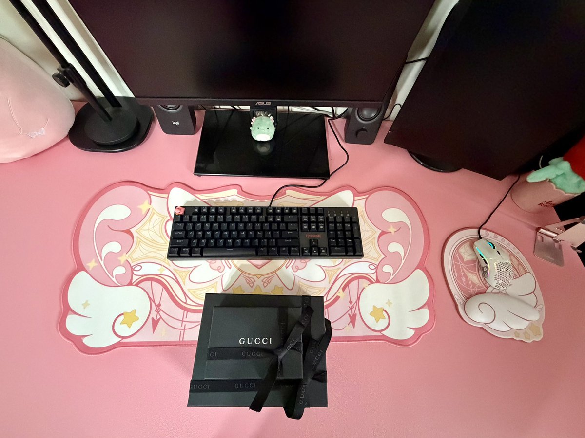 Breeslive's tweet photo. I wanted a pink desk, so I made one 💖 https://t.co/q3Y31t5MXx