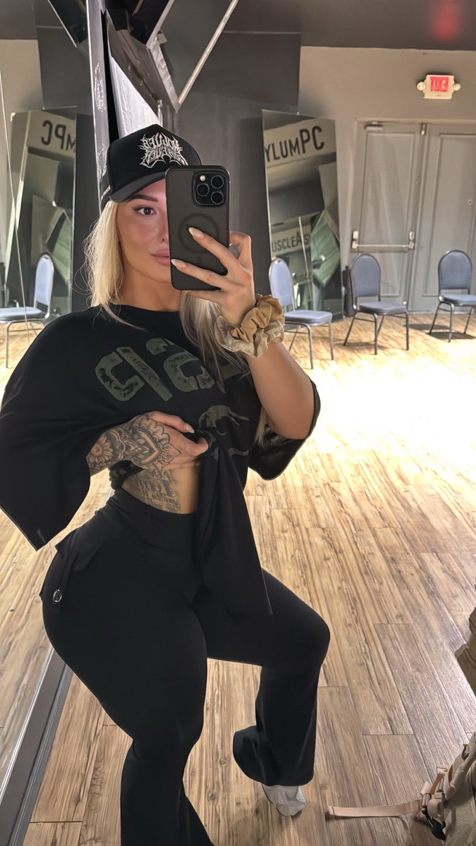 Fitness-Barbie tweet media