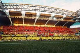 azim_deniz's tweet photo. "Kayserispor ligden düşerken parmağını dahi oynatmayan, kentin en büyük markasının çöküşünü adeta kapalı kapılar ardında dua ederek izleyen malum çevrelere bir çift sözümüz var. Sizin derdiniz Kayserispor değil, sizin tek derdiniz şahsi hırslarınız ve Sayın Baki Ersoy’a olan hazımsızlığınızdır. Şehrin söz sahibi geçinen bazı siyasetçileri   İş insanları ve oda başkanları, takımı değil kendi egolarını kurtarma peşine düştüler. Utanmasalar Cumhuriyet Meydanı'nda davul zurna çaldıracaklar! Şehir bu ihaneti, bu sessiz bekleyişi ve bu düşmanlığı asla unutmayacak." @bakiersoymhp @KayserisporFK