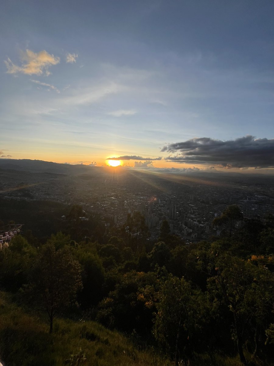 Nos da risa que ARMY se preocupe sobre que le puede ofrecer Bogotá a BTS de atractivo cuando la ciudad tiene todos los encantos necesarios ✨🇨🇴💜

Confiemos y apreciemos nuestra capital… siempre nos encontraremos con escenarios que se convertirán en bellos recuerdos 🥰

📸 Fotos