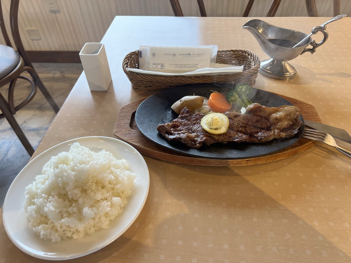 oshimata5885's tweet photo. 久々にあめりか亭でディナー🍽️   サーロインステキ200gセットを食べました🎵
とっても美味しかった✨ https://t.co/YnRBDc6zYz