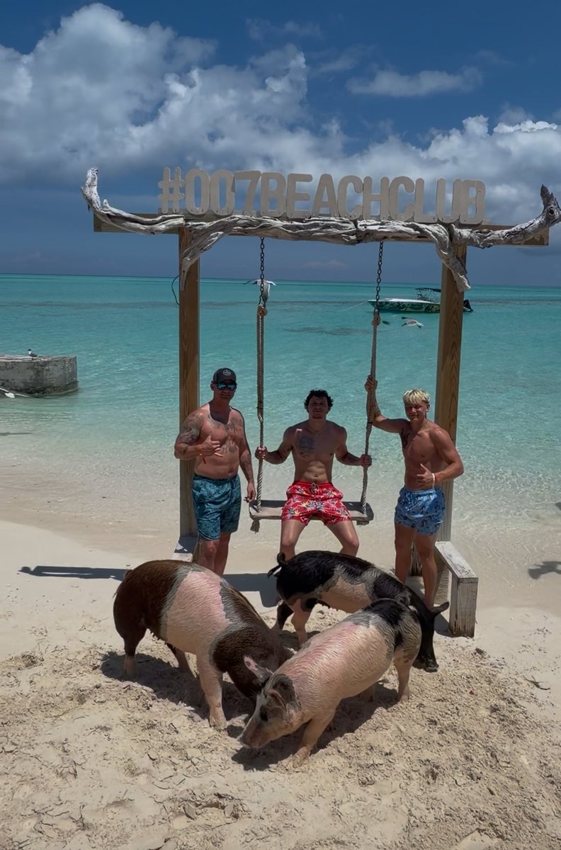 djanis08's tweet photo. Living their best lives 🌊🌊@Cjanis2007 @ChristianJani13 ❤️❤️ https://t.co/kospk40vWB
