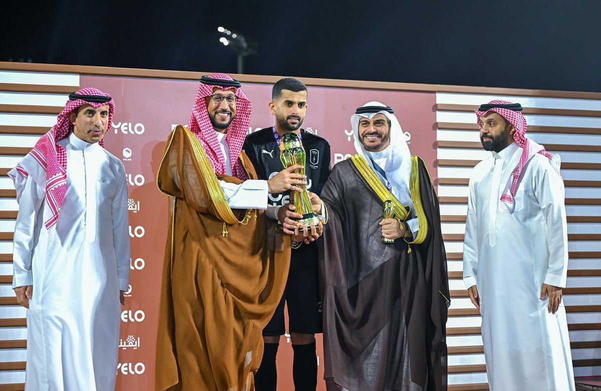 corp1111's tweet photo. توّج صاحب السمو الملكي الأمير 
خالد بن سطام بن سعود بن عبدالعزيز 
نائب أمير منطقة #عسير، لاعبي الفريق
الأول لكرة القدم بنادي أبها بكأس دوري
الدرجة الأولى للمحترفين للموسم
2025 - 2026م وذلك خلال الحفل 
الذي أُقيم بمدينة الأمير 
سلطان بن عبدالعزيز  الرياضية بأبها https://t.co/AcRsGg5hS2