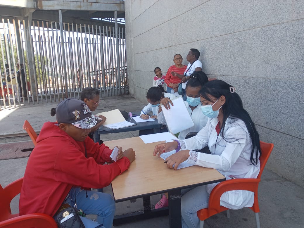 cubacooperaven's tweet photo. La continuidad del cuidado es nuestra prioridad. 🏥 En el CDI Amelia Blanco (#Caracas), el equipo de enfermería realiza con rigor el recibo y entrega de turno en Hospitalización y Terapia. ¡Disciplina que salva vidas! 🩺🇨🇺🇻🇪 #CubaPorLaVida #DistritoCapital https://t.co/eASm8jA3eP