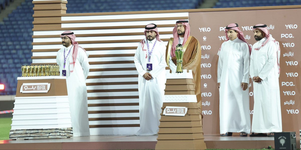 PKBSBS's tweet photo. توّج صاحب السمو الملكي الأمير خالد بن سطام بن سعود نائب أمير منطقة عسير، نادي أبها بكأس دوري الدرجة الأولى للمحترفين للموسم الرياضي 2025-2026، عقب صعوده رسميًا إلى دوري روشن السعودي، مشيدًا بالجهود الكبيرة التي قدّمها الفريق طوال الموسم ومتمنيًا له التوفيق في مشواره المقبل. https://t.co/tJJtz78EE4