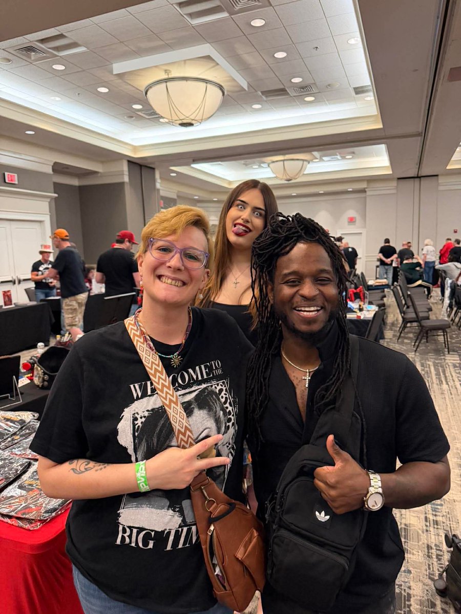 ZachZmiz's tweet photo. Itโs was a great time at SICW Fan Fest 4 meeting @sidneyakeem. We had a chance to speak on @FCEpodcast live form the Fan Fest. Plus a great conversation about our lifeโs journey. Grateful is an understatement, honored to share that time and space. #Wrestling https://t.co/XVAuCwijJg
