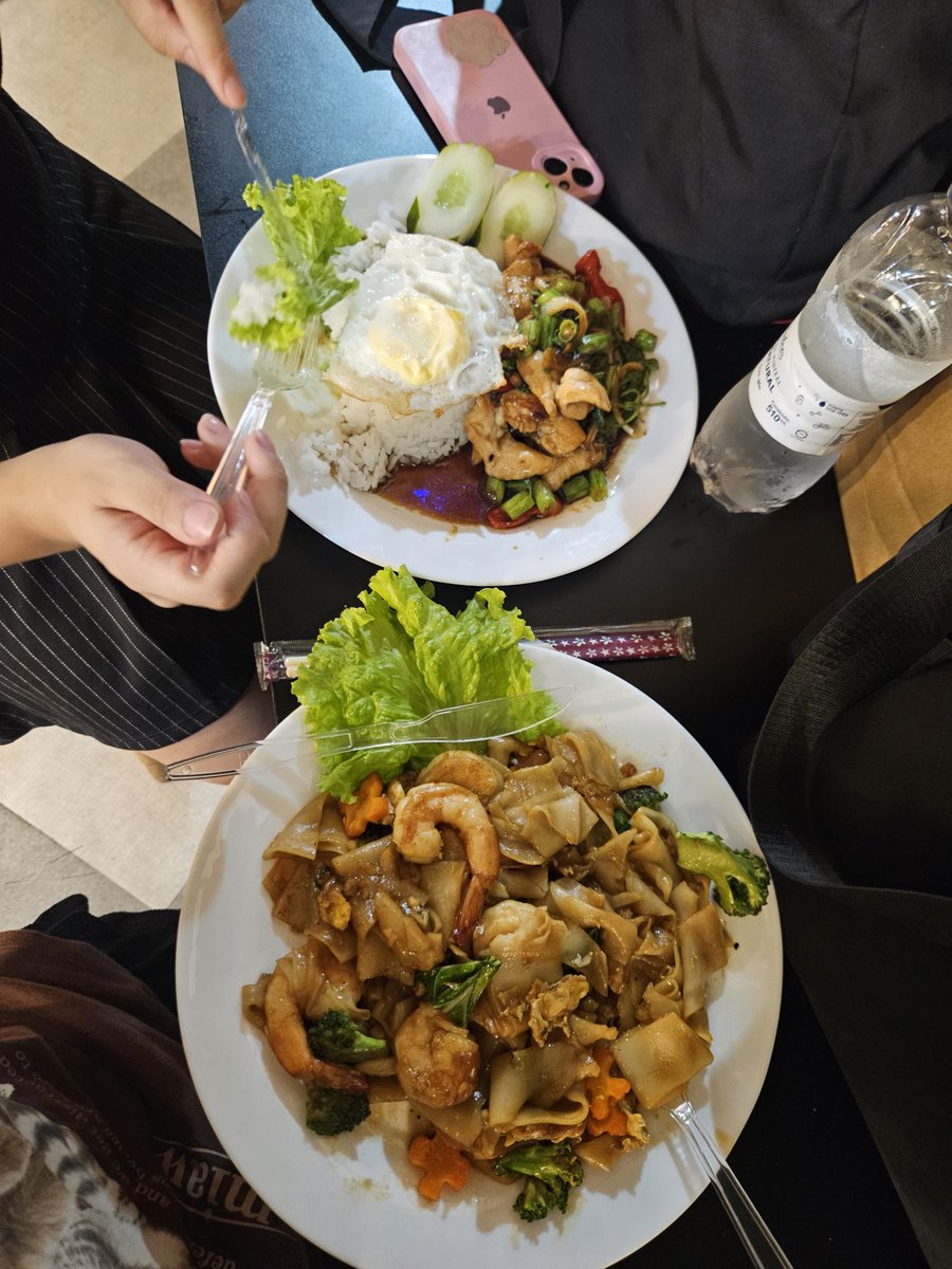 0325DERY's tweet photo. hj foi comida tailandesa em homenagem ao ten https://t.co/wCwgqjc07h